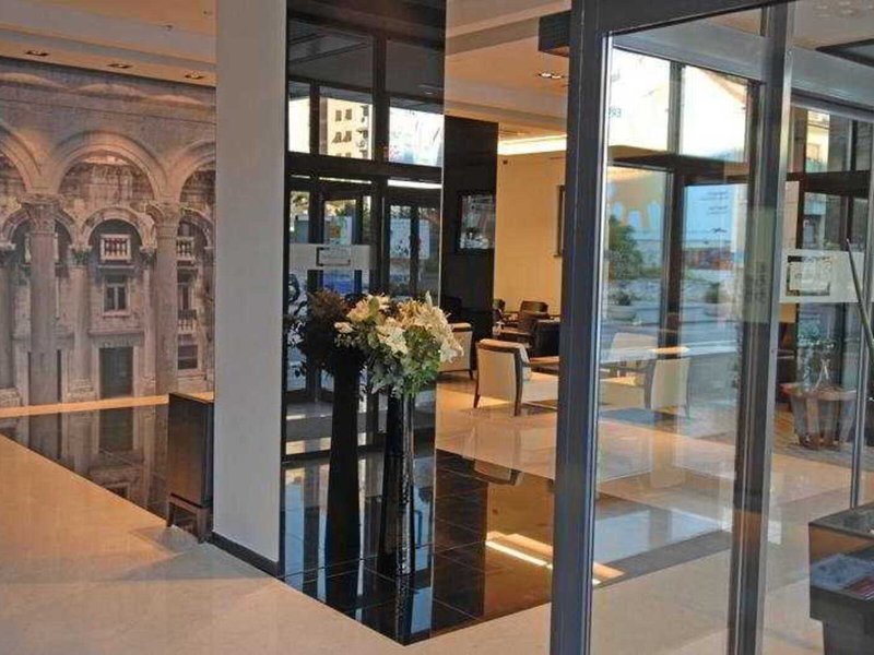 Atrium 11