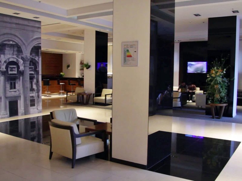 Atrium 15