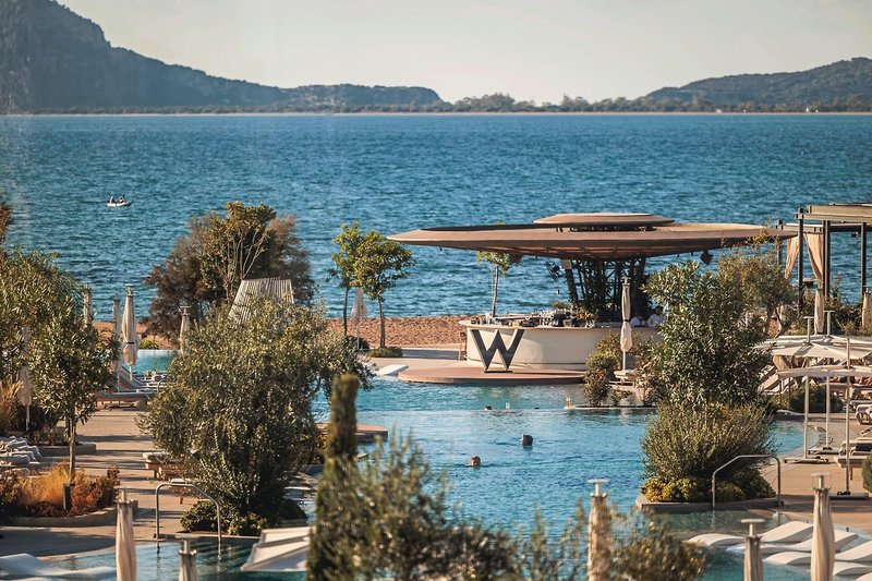 W Costa Navarino 18