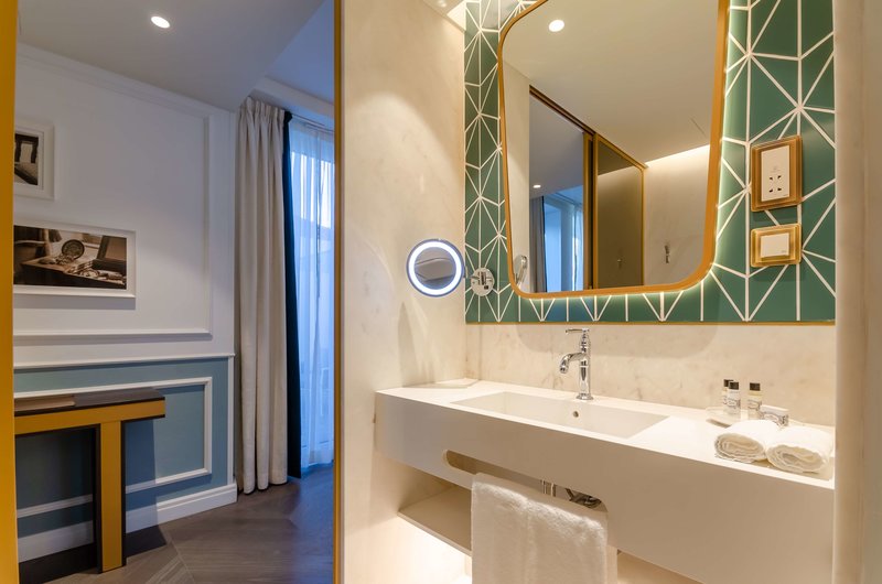 The Emerald House Lisbon, Curio Collection by Hilton 9