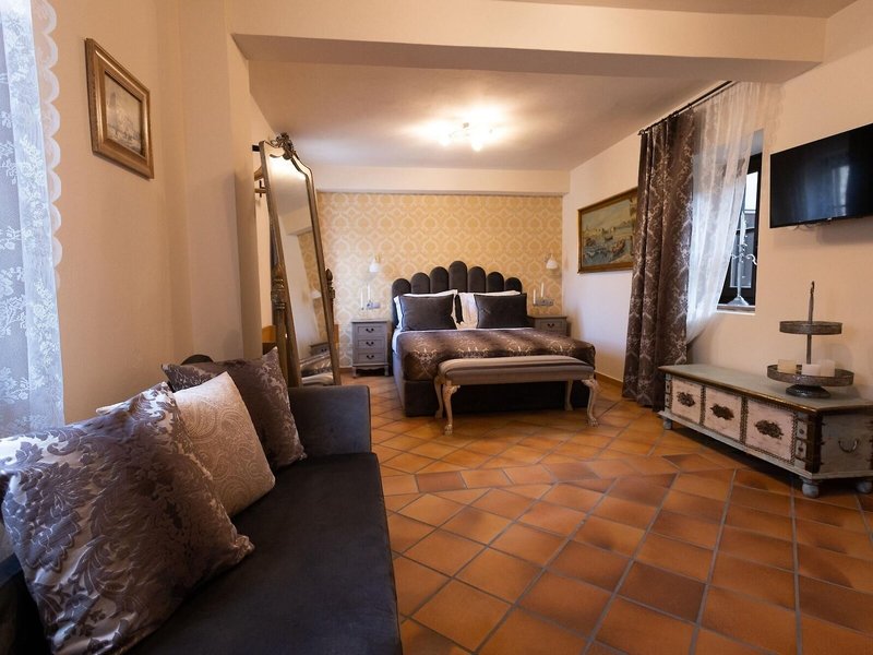 April Medieval Hotel 11