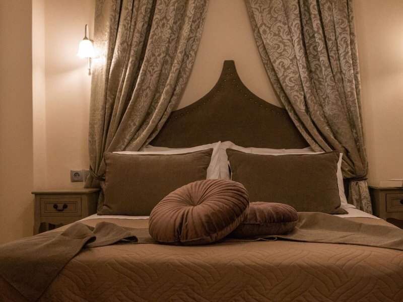 April Medieval Hotel 16