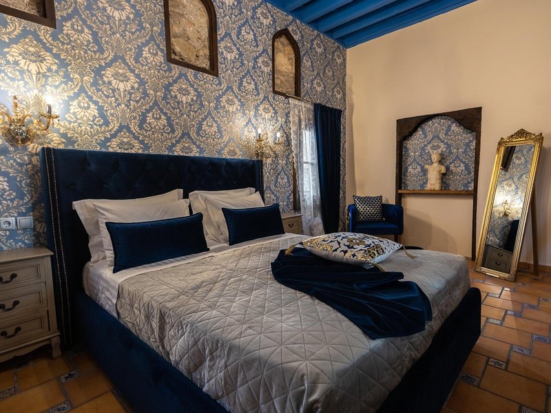 April Medieval Hotel 26