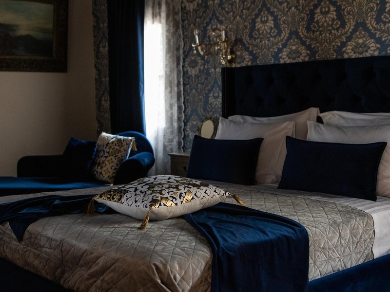 April Medieval Hotel 28