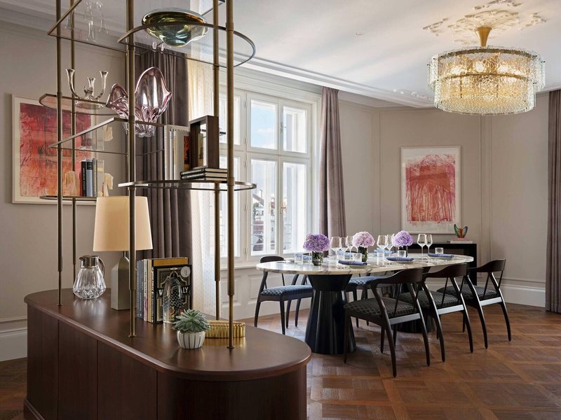 Rosewood Vienna 15