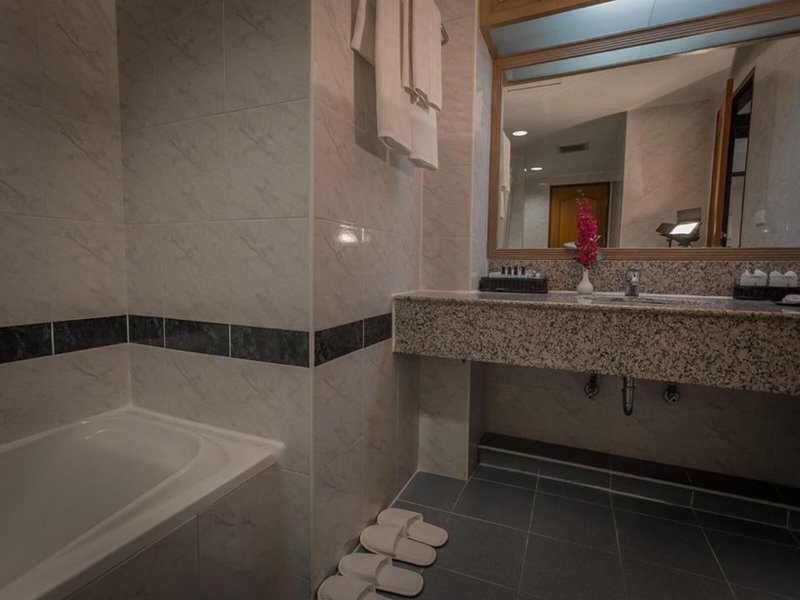 Grand Tower Inn Rama VI 25