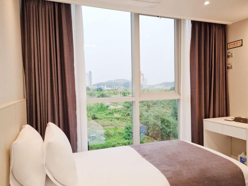 Hotel Ocean Park 9 28 - Room Example