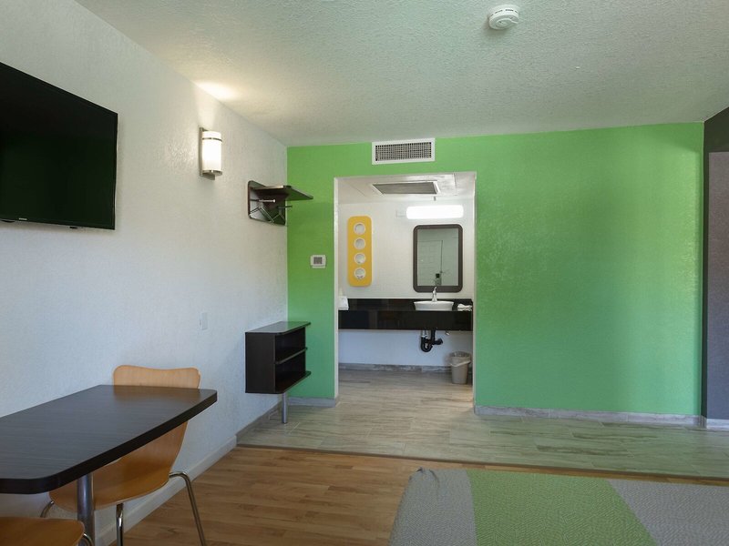 Studio 6 Barstow 4