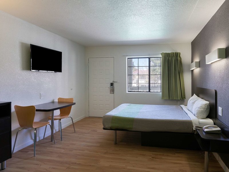 Studio 6 Barstow 6