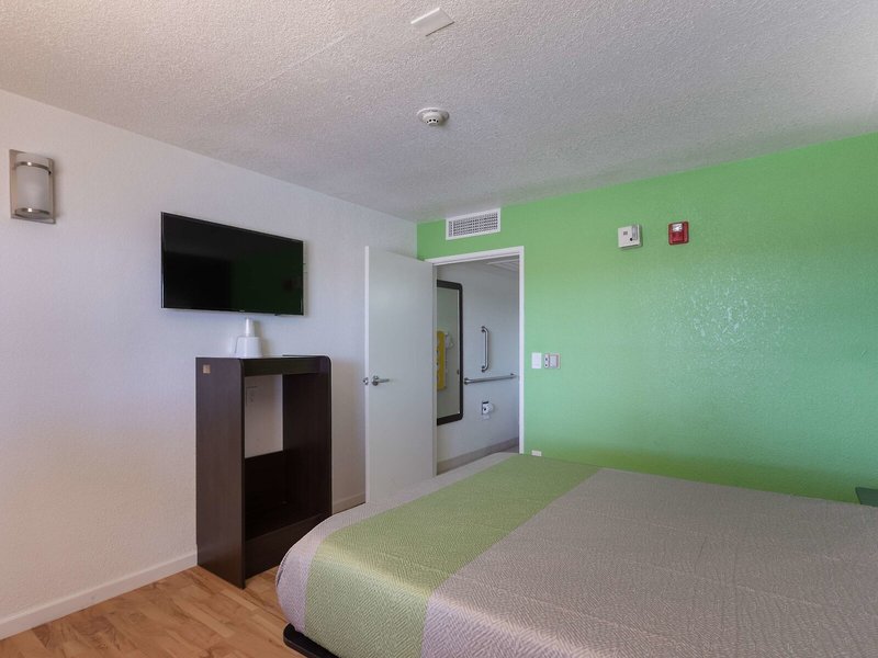 Studio 6 Barstow 11