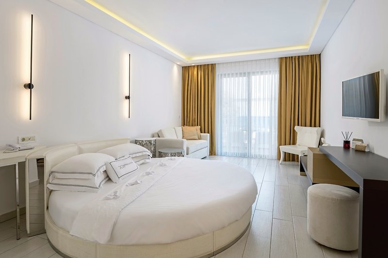 Diamond Deluxe Hotel 11