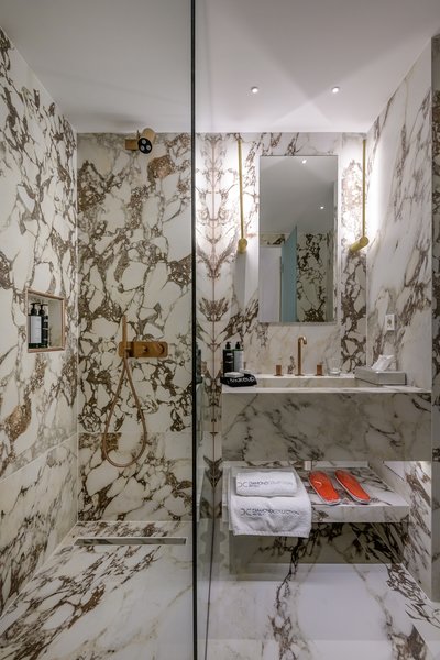 Diamond Deluxe Hotel 8