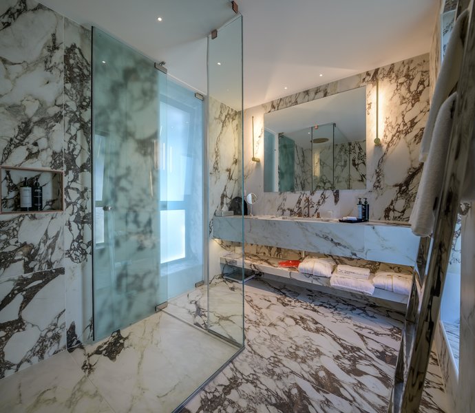 Diamond Deluxe Hotel 12