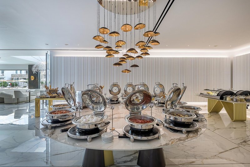 Diamond Deluxe Hotel 6