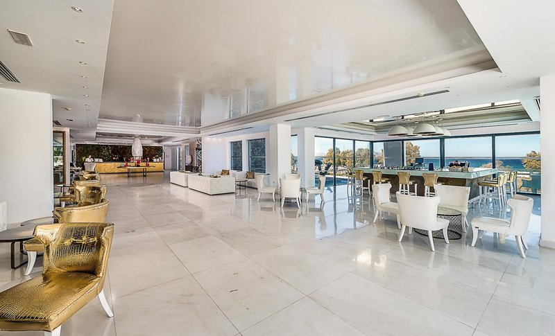 Diamond Deluxe Hotel 9