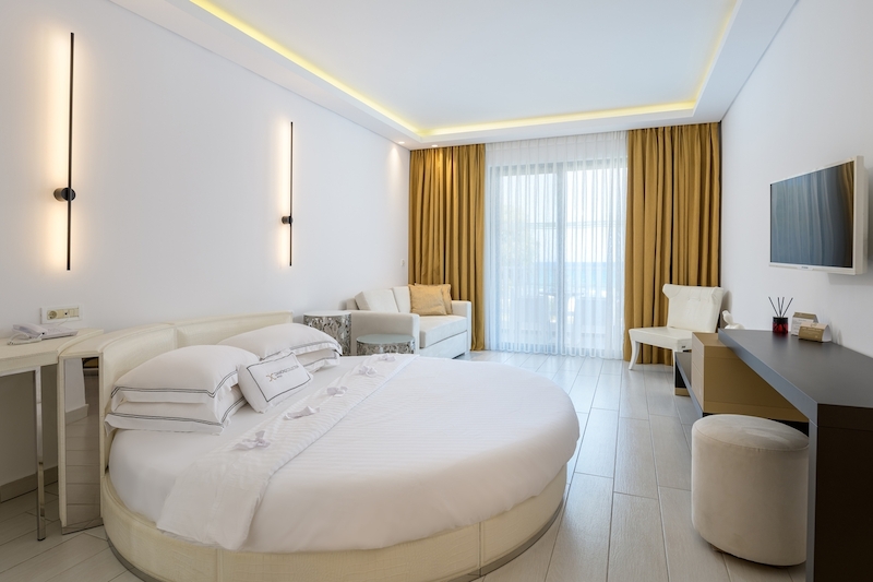 Diamond Deluxe Hotel 13