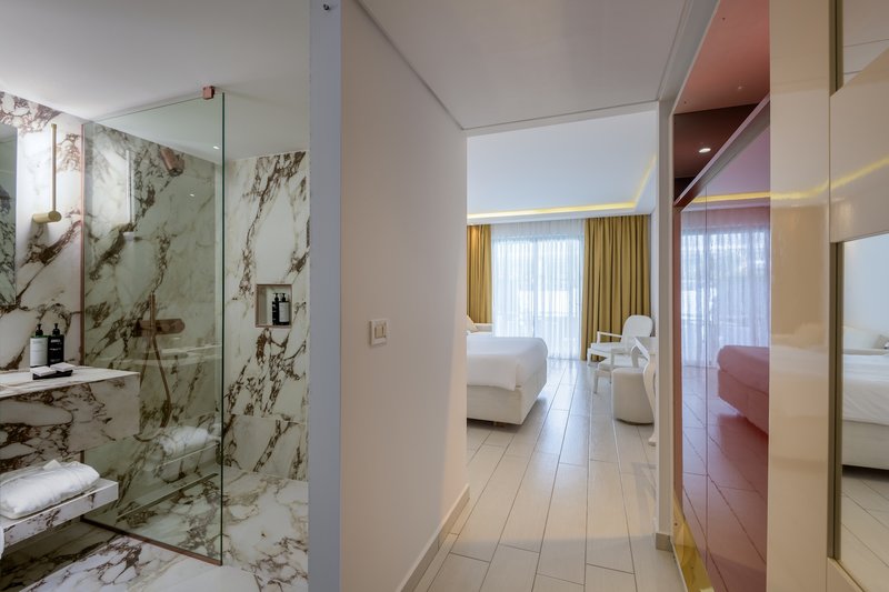Diamond Deluxe Hotel 23
