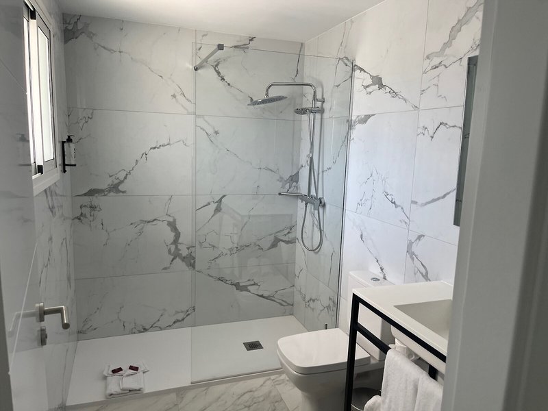 Albatros 40 - Bathroom Example