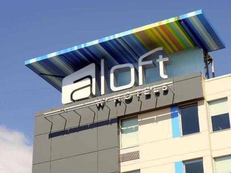 Aloft Montreal Airport 4