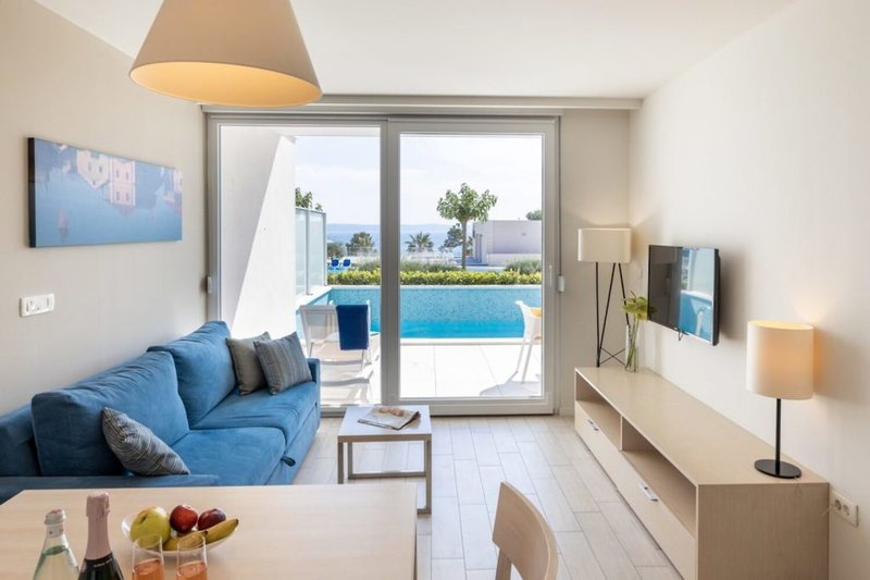 Romana Beach Apartments 27