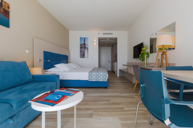Romana Beach Apartments 10