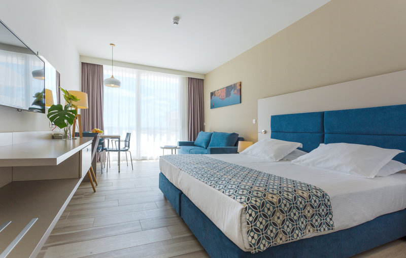 Romana Beach Apartments 22