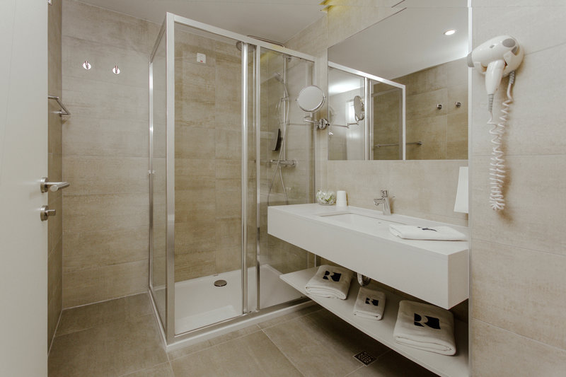 Romana Beach Apartments 23