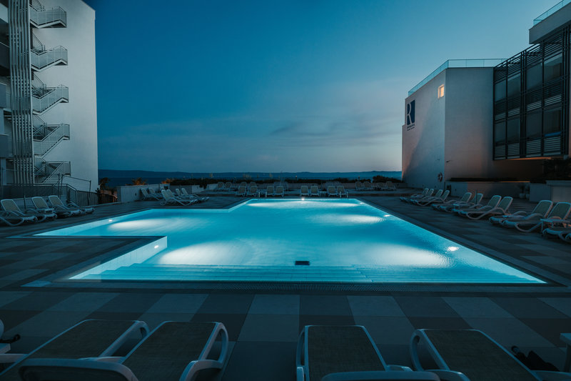 Romana Beach Apartments 8