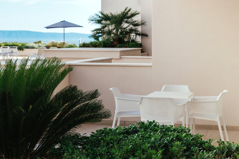 Romana Beach Apartments 38
