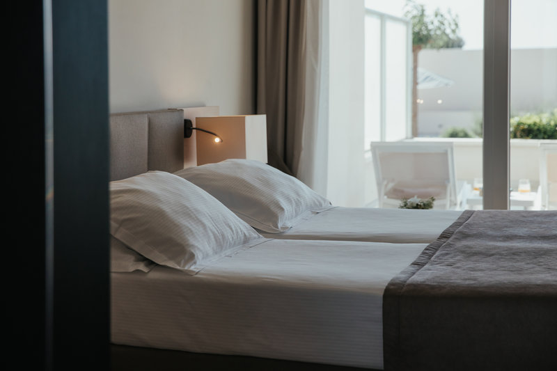 Romana Beach Apartments 40