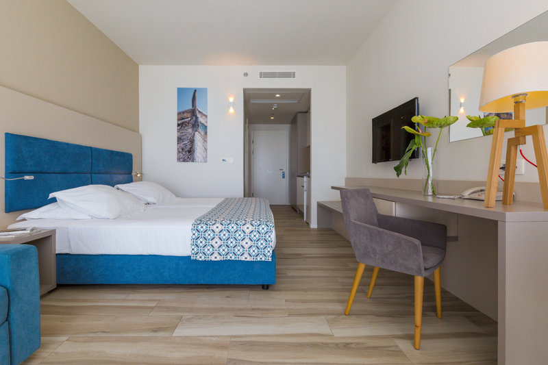 Romana Beach Apartments 43