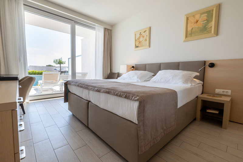 Romana Beach Apartments 46