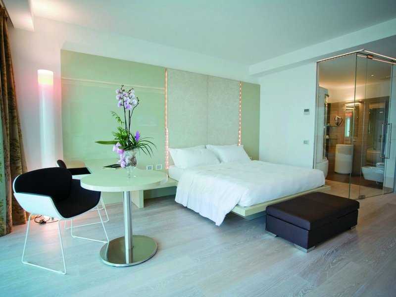 Premier & Suites 18