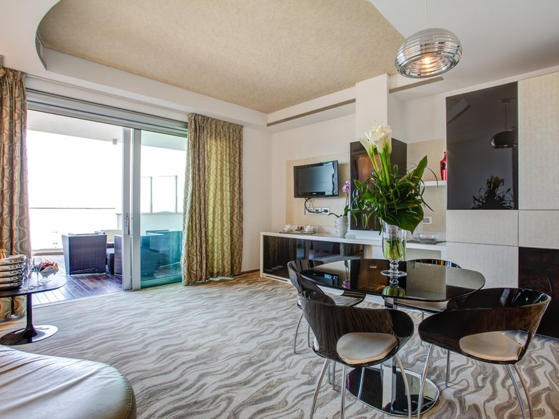 Premier & Suites 20