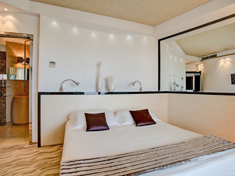 Premier & Suites 21