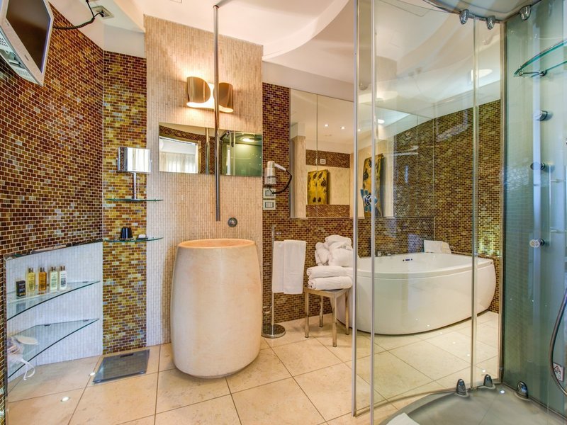 Premier & Suites 23