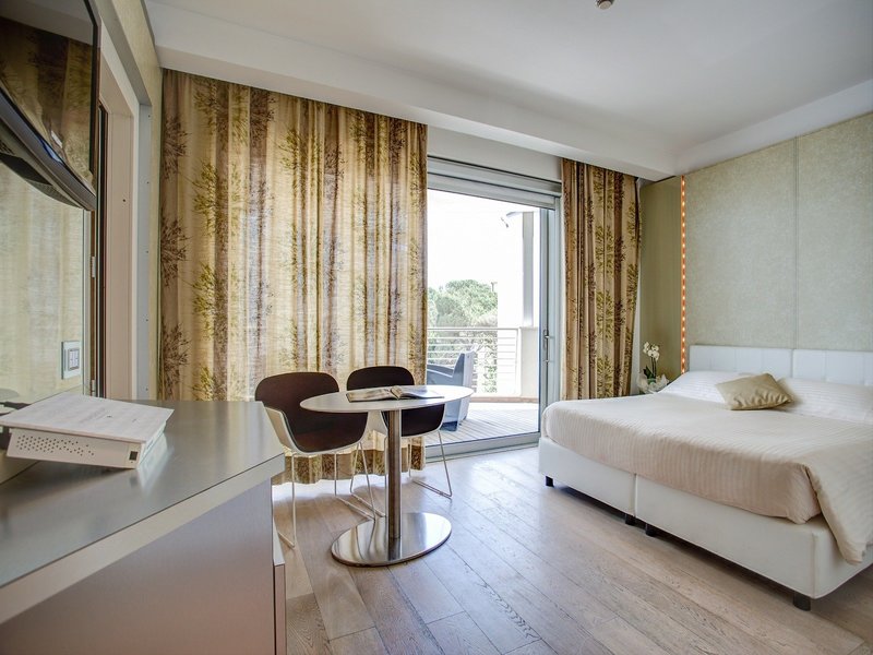 Premier & Suites 24