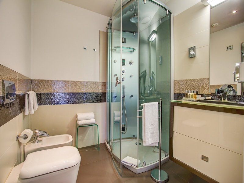 Premier & Suites 25