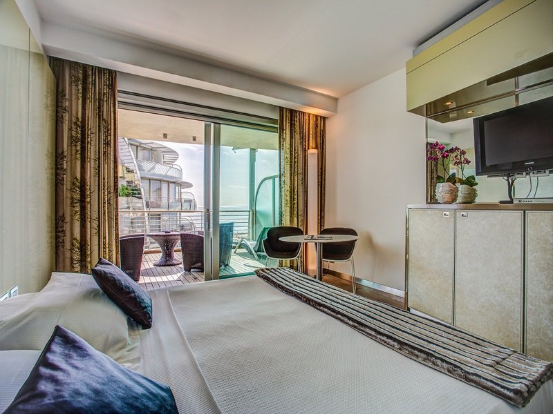 Premier & Suites 26