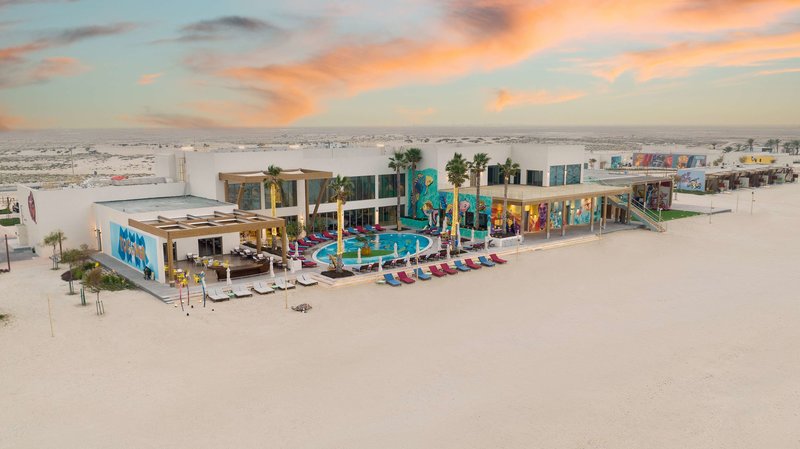 Fuwairit Kite Beach Tapestry Collection by Hilton 1