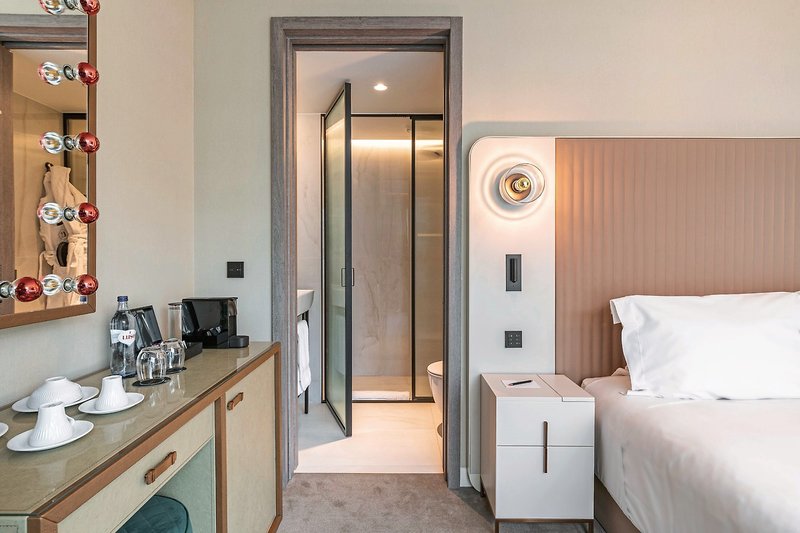 Luster Hotel 11