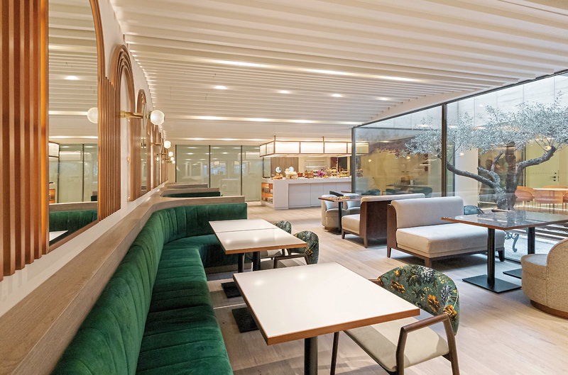 Luster Hotel 18