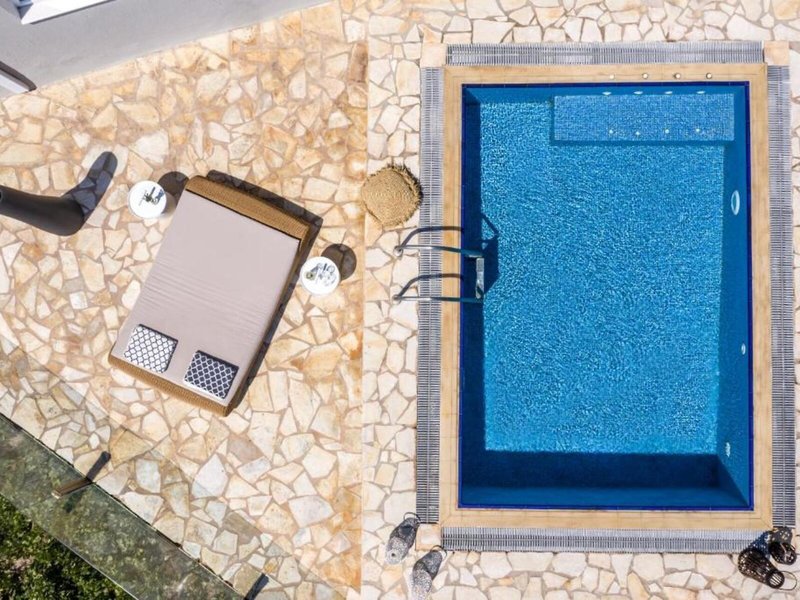 Smy Santorini Suites & Villas 9