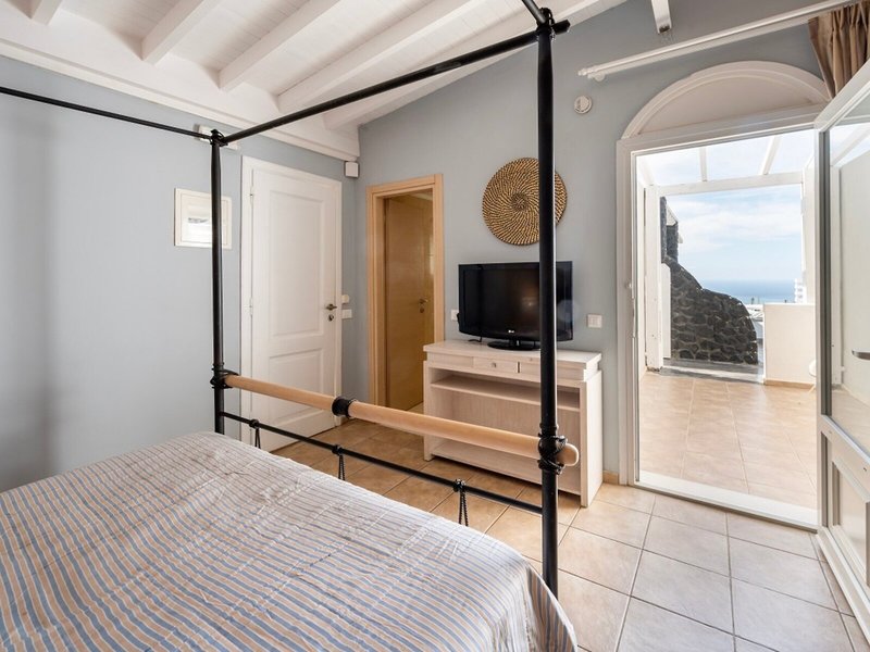 Smy Santorini Suites & Villas 17