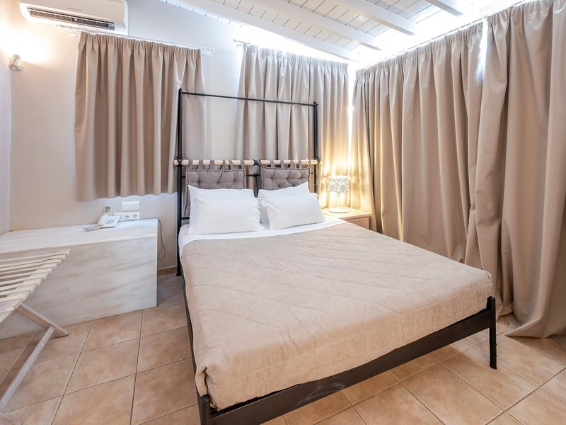 Smy Santorini Suites & Villas 18