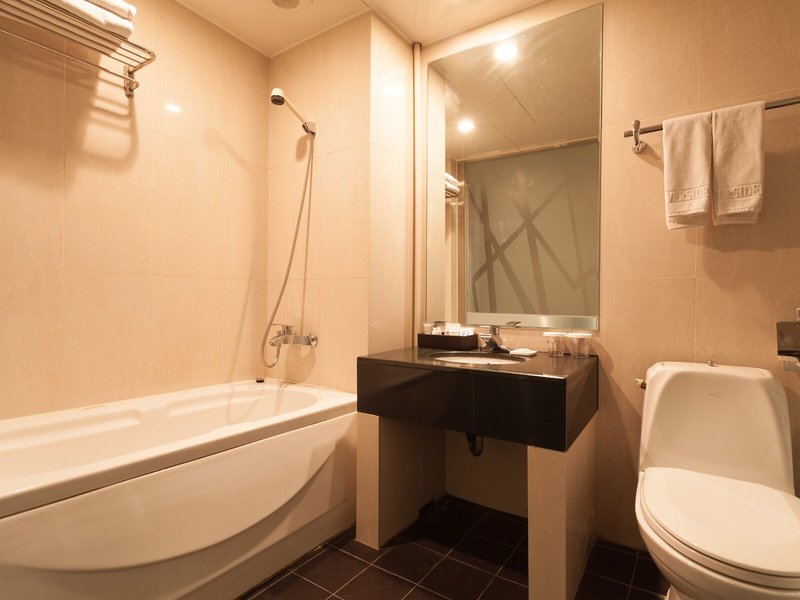 The Riverside Hotel 45 - Bathroom Example