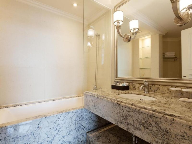 The Riverside Hotel 49 - Bathroom Example