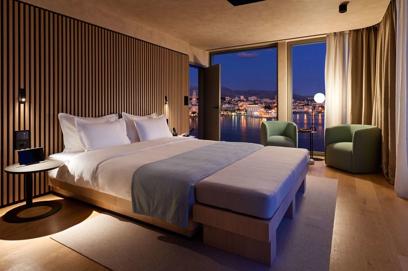 Hotel Ambasador 52