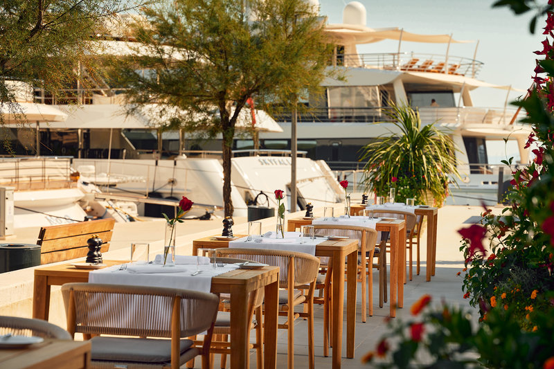 Hotel Ambasador 11