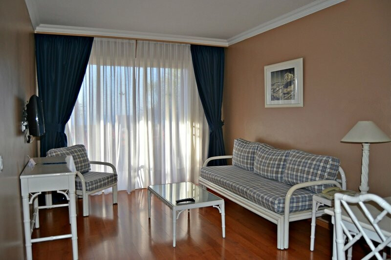 Coral La Quinta Park Suites 6